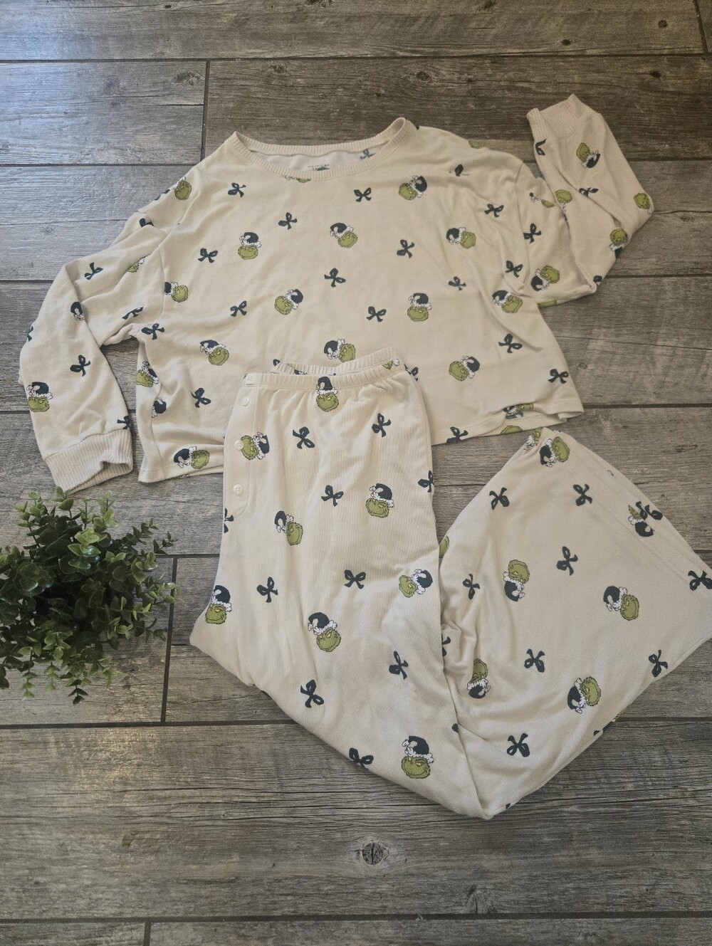 American Eagle Cream Holiday The Grinch Luxe Plush Pajamas Set, Size X-Large